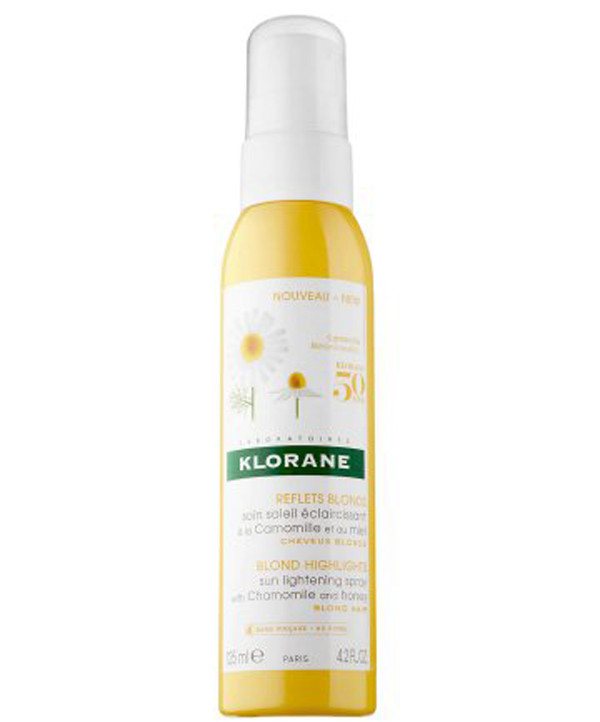 Làm sáng màu tóc: Mật ong còn có thể làm sáng màu tóc, cung cấp một phương pháp tự nhiên để có những lọn tóc sáng màu nổi bật mà không phải chịu các tác dụng phụ như khi dùng thuốc nhuộm. Bạn chỉ cần hòa 3 thìa cà phê mật ong với 2 thìa canh nước, trộn đều rồi thoa lên tóc. Giữ trong vòng 1 tiếng rồi xả sạch với nước. Thực hiện phương pháp này trong một tuần sẽ cho bạn màu tóc sáng như ý./.