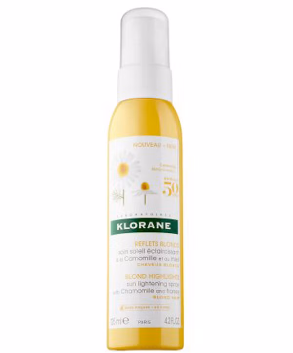 Làm sáng màu tóc: Mật ong còn có thể làm sáng màu tóc, cung cấp một phương pháp tự nhiên để có những lọn tóc sáng màu nổi bật mà không phải chịu các tác dụng phụ như khi dùng thuốc nhuộm. Bạn chỉ cần hòa 3 thìa cà phê mật ong với 2 thìa canh nước, trộn đều rồi thoa lên tóc. Giữ trong vòng 1 tiếng rồi xả sạch với nước. Thực hiện phương pháp này trong một tuần sẽ cho bạn màu tóc sáng như ý./.