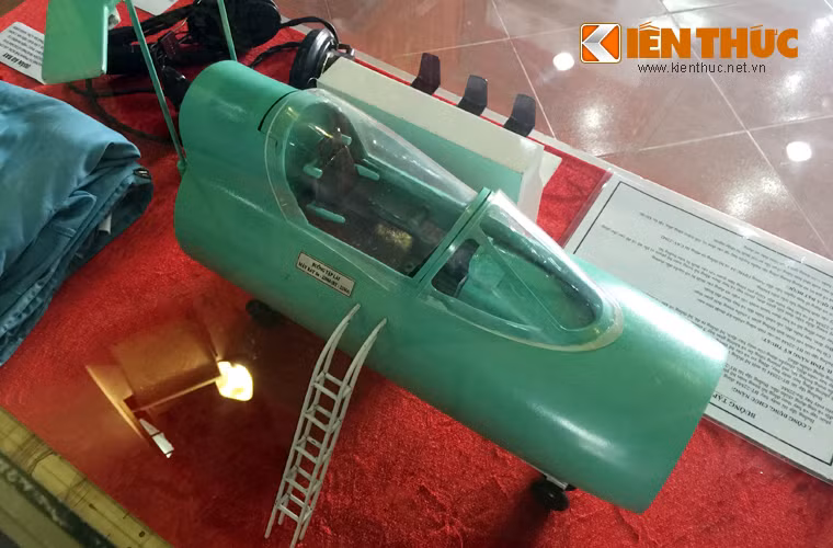 Buồng tập máy bay Su-22M4 còn mô phỏng chuyển động của máy bay số 1 (để tập bay biên đội), chuyển động của máy bay địch, hệ thống radar, hệ thống vũ khí và chuyển động của các loại tên lửa (để tập bay ứng dụng chiến đấu).