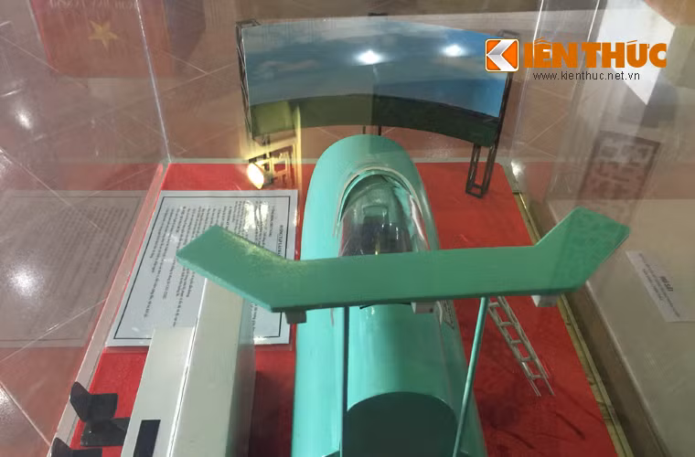 Buồng tập lái BT-22M4 là một hệ thống thiết bị ứng dụng công nghệ thông tin mô phỏng quá trình điều khiển máy bay, mô phỏng động học máy bay, động cơ và các hệ thống khác, mô phỏng các đồng hồ, các bảng đèn tín hiệu và các cơ cấu điều khiển trong buồng lái, mô phỏng tiếng ồn và không gian ba chiều.