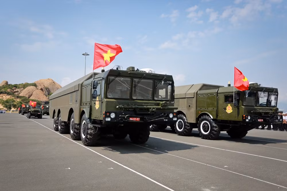 Bastion-P có khả năng tiêu diệt mục tiêu (các chiến hạm, tàu tên lửa, tàu tuần tra và cả tàu sân bay, tàu cao tốc) ở cự ly từ 120-300km bằng tên lửa hành trình chống tàu siêu âm P-800 Yakhont cực kỳ nguy hiểm.