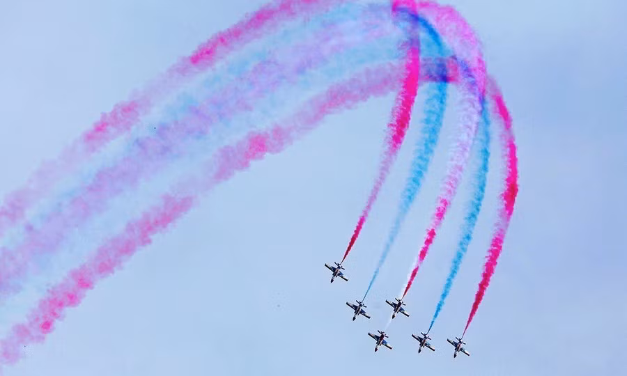 Đội bay biểu diễn trên không cũng ghi đậm dấu ấn vũ khí Trung Quốc – đó là những chiếc máy bay huấn luyện K-8W được bán cho Pakistan.