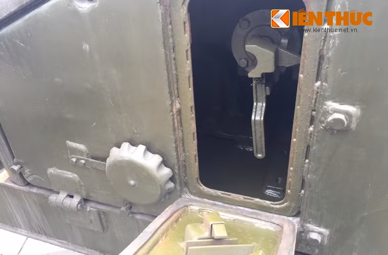 Một thiết bị cơ khí bên trong bệ phóng 5P73.