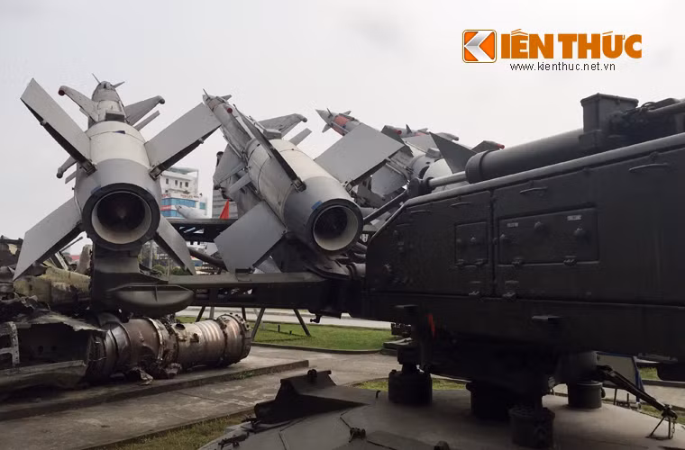 Đạn 5V27 lắp đầu nổ nặng 70kg chứa 33kg thuốc nổ với 4.500 mảnh nhỏ. Tầm bắn tối thiểu đạt 2,5km, tối đa 22km, độ cao bắn chặn từ 20m tới 14km.