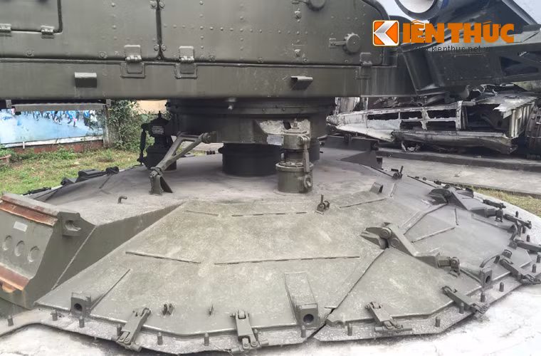 Bệ phóng 5P73 đảm nhiệm chức năng chuẩn bị đạn trên các cần phóng, đồng bộ đạn với đường phân giác góc tà và phương vị của đài điều khiển để đảm bảo đạn được phóng vào đúng cửa sóng chờ của đài điều khiển, thực hiện lệnh phóng đạn. Ảnh: Chân đế hình tròn bệ phóng 5P73.