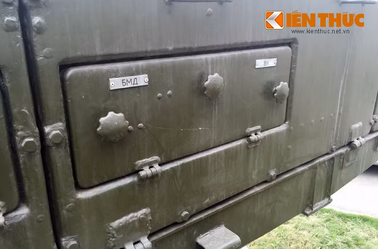 Trên bệ hình chữ nhật này có rất nhiều nắp được mở bằng các núm xoay.