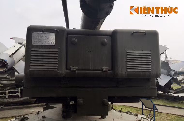 Ngay trên chân đế hình tròn là bệ hình chữ nhật chứa bên trong khối điện và điện tử phục vụ hoạt động cho bệ phóng.