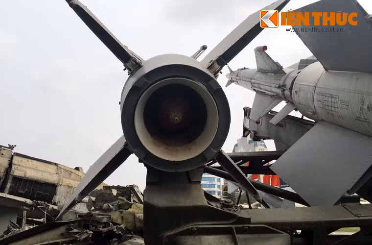 Đạn 5V27 dài 6,09m, sải cánh 2,2m, đường kính thân 0,375m với trọng lượng phóng 953kg.