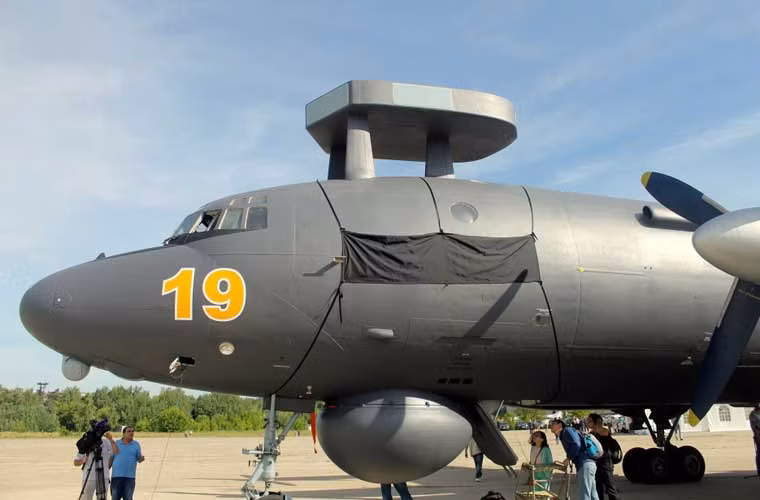 Có thể dễ dàng nhận ra điểm khác giữa Il-38N với thế hệ cũ, chính là đĩa anten đặt ở ngay trên buồng lái máy bay.