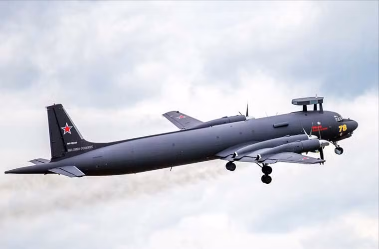 Trong ảnh, chiếc Il-38N đánh số hiệu RF-75138 đang cất cánh bay thử nghiệm tại sân bay Zhukovsky.