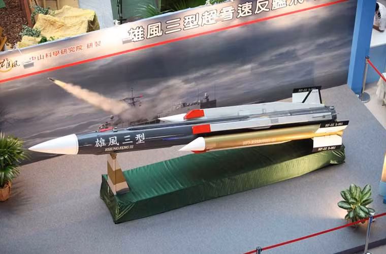 Tên lửa có chiều dài khoảng 6,09m, đường kính thân 0,45m, nặng 1,3 tấn, tầm bắn tối đa 130km.