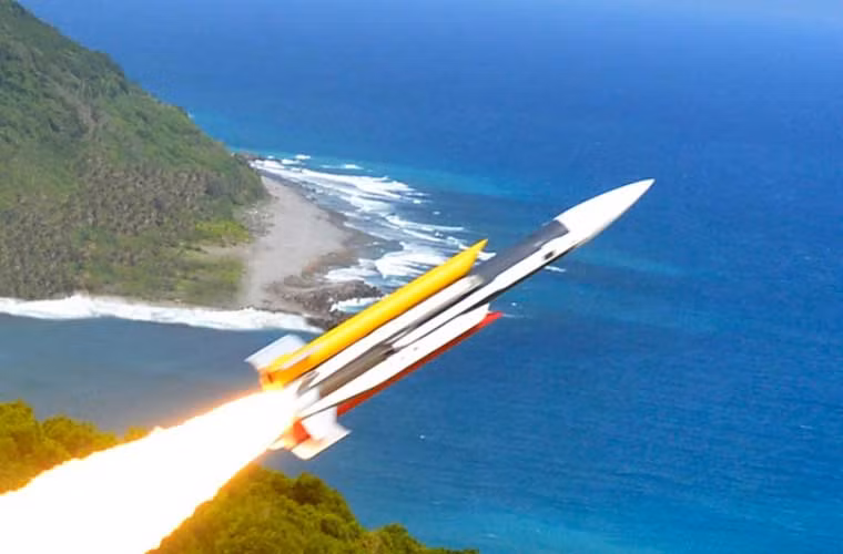 Tên lửa Hùng Phong III được trang bị hai động cơ, gồm động cơ đẩy nhiên liệu rắn đưa tên lửa đạt vận tốc nhất định trước khi động cơ ramjet có thể hoạt động.