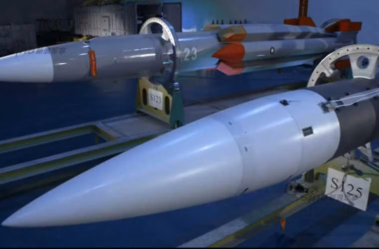 Ngoại trừ một số thông số cơ bản, Đài Loan chưa tiết lộ bất kỳ khả năng nào khác của tên lửa chống hạm Hùng Phong III. Tên lửa có thể được trang bị hệ thống đầu dò radar chủ động tự tìm kiếm mục tiêu và khóa tấn công mục tiêu ở cự ly nhất định.