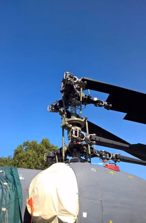 Trực thăng tấn công Ka-52K cũng xuất hiện với cặp cánh quạt có thể gấp gọp để tiết kiệm diện tích khi đưa lên tàu chiến. Không loại trừ khả năng, Nga có thể triển khai Ka-52K cả trên các tàu hộ vệ, khu trục tên lửa ngoài tàu đổ bộ lớn.