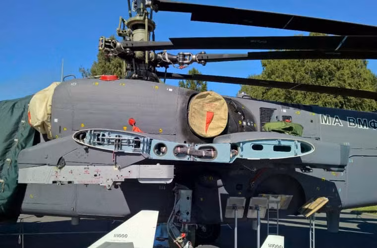 Để mang được tên lửa chống hạm cỡ lớn như Kh-35, nhà sản xuất đã sử dụng phương án thiết kế lại giá treo để mang Ka-52 ở điểm nằm ở đầu mút cánh nhỏ thay vì là điểm treo dưới cánh.