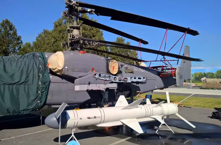 Dân mạng Nga mới đây đã “chộp” được hình ảnh đáng lưu ý tại khu vực diễn ra triển lãm hàng hải IMDS-2015, trực thăng tấn công Ka-52K xuất hiện cùng tên lửa diệt hạm Kh-35. Điều này có nghĩa là, Ka-52K ngoài các loại tên lửa chống tăng, đối đất thì chắc chắn sẽ trang bị cả tên lửa hành trình chống hạm.