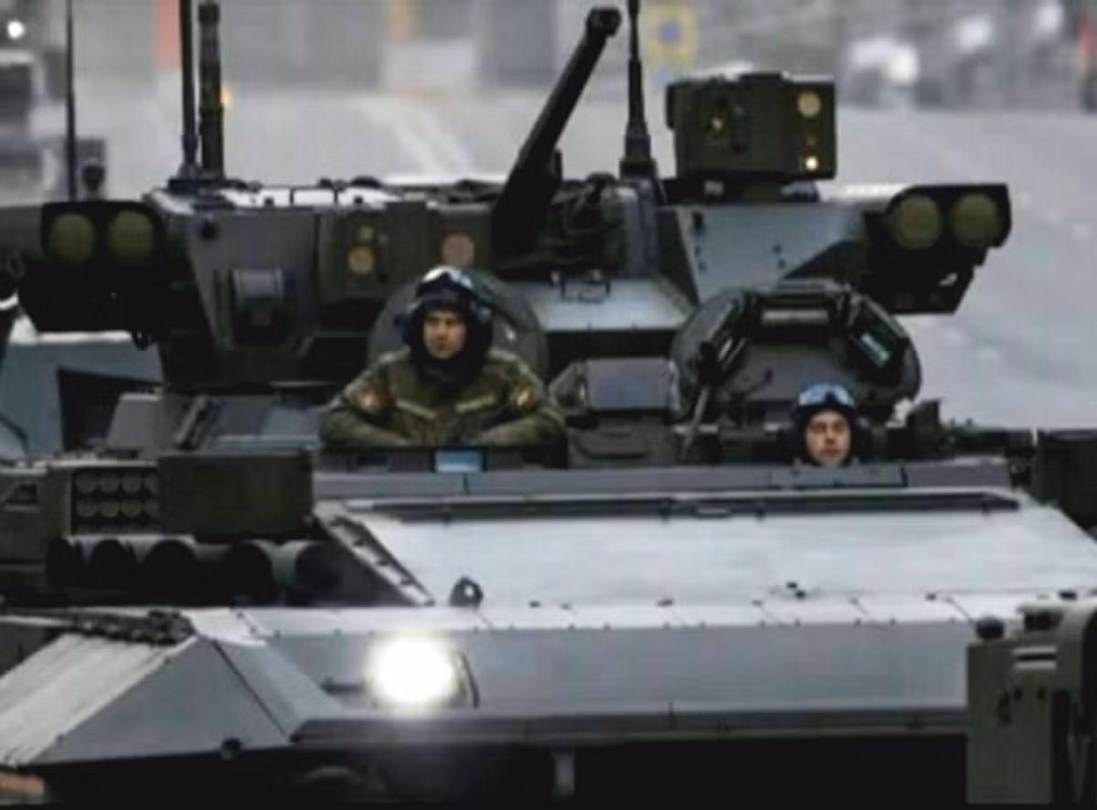 Tầm hoạt động của xe chiến đấu bộ binh T-15 Armata lên tới 500km, kíp chiến đấu 02 người gồm 1 lái xe, 1 pháo thủ. Xe có thể chở 9 binh sĩ với đầy đủ vũ khí trang bị.