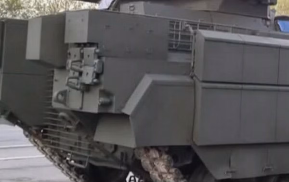 Ngoài ra, xe chiến đấu bộ binh T-15 Armata còn được bổ sung thêm giáp phản ứng nổ kép Malachit thế hệ mới cùng hệ thống phòng vệ chủ động Afganit.