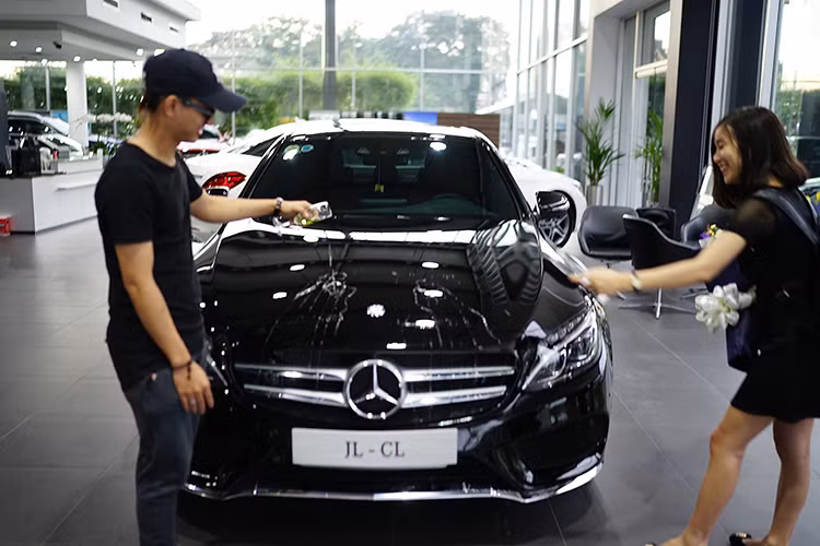 Hoài Lâm và bạn gái cùng diện trang phục đơn giản khi chính thức trở thành chủ sở hữu của chiếc xe hơi sang trọng. Ảnh: Facebook X.H