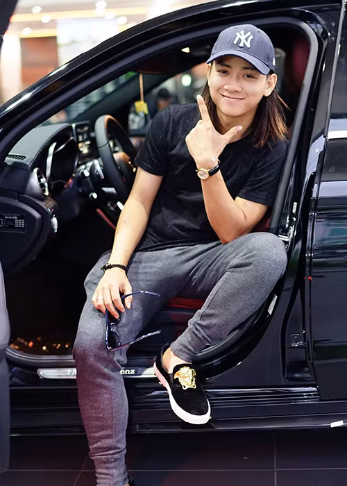 Không ít người cho rằng mái tóc dài không phù hợp lắm với gương mặt thư sinh của Hoài Lâm. Ảnh: Facebook X.H