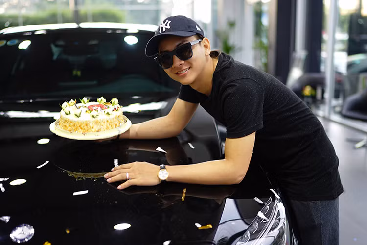 Hình ảnh Hoài Lâm rạng rỡ bên xế hộp mới tậu trong buổi nhận xe cùng Hoàng Ngọc. Ảnh: Facebook X.H