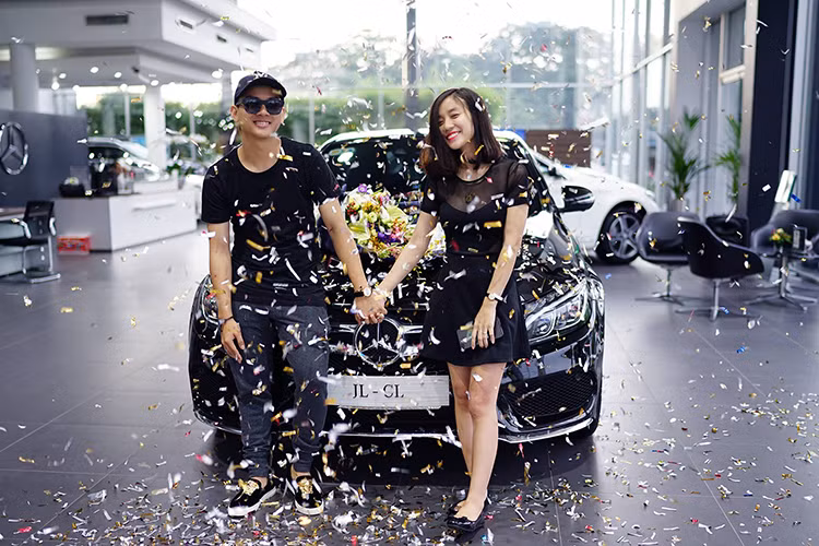 Hoai Lam de toc dai, di tau xe sang cung ban gai