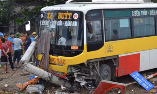 Nghe An: Tai xe xe om bi xe buyt dam roi song tu vong