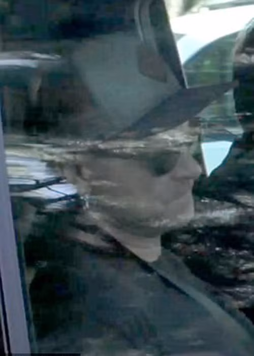 Bạn bè, người thân của Chester đều cố tránh ống kính phóng viên. Ảnh: Dailymail