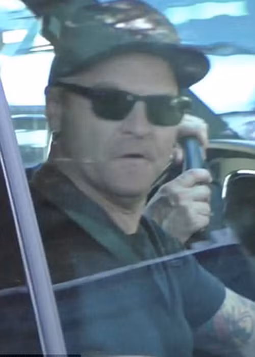 Một số người bạn, người thân cũng đến nhà của Chester Bennington sau khi nghe tin xấu. Ảnh: Dailymail