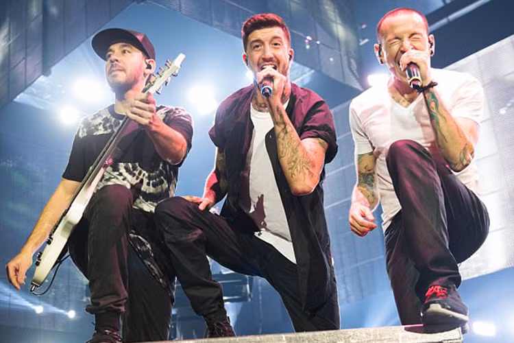 Sự ra đi của Chester là cú sốc với các thành viên Linkin Park. Được biết, nhóm đã có kế hoạch thực hiện một bộ ảnh dự kiến diễn ra ngay trước khi Chester được phát hiện treo cổ tự tử ở nhà riêng. Ảnh: Dailymail