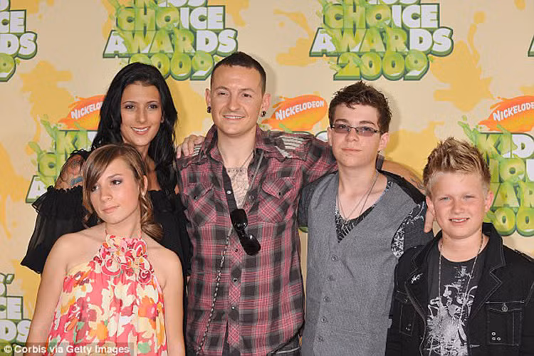 Trước khi qua đời, thủ lĩnh nhóm Linkin Park sống cùng người vợ thứ 2 và có 6 người con. Ảnh: Dailymail