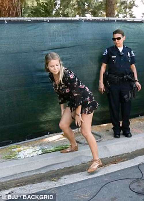 Người hâm mộ để lại hoa trên con đường dẫn vào garage nhà Chester. Ảnh: Dailymail