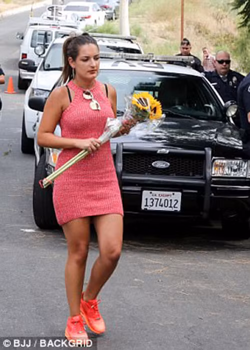 Người hâm mộ cũng bắt đầu kéo đến nhà Chester Bennington sau khi biết tin thần tượng qua đời. Ảnh: Dailymail