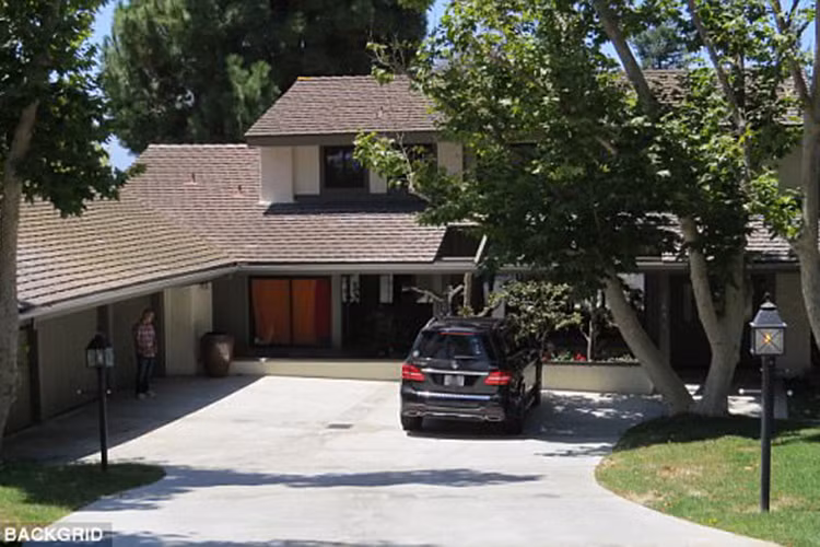 Chester được phát hiện treo cổ tự tử ở nhà riêng ở Los Angeles bởi một người giúp việc của gia đình. Ảnh: Dailymail