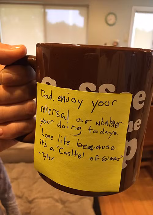 Vài tuần trước khi Chester treo cổ tự tử, vợ của anh đăng tải tin nhắn đầy yêu thương của cậu con trai Tyler dành cho anh. “Bố yêu quý! Bố hãy tận hưởng buổi tổng duyệt hoặc bất cứ việc gì bố làm ngày hôm nay. Bố hãy yêu cuộc sống bởi đó là “lâu đài thủy tinh””. Ảnh: Dailymail