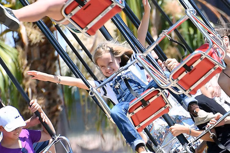 Bé út Vivienne thích thú khi được mẹ dẫn đi chơi nhân dịp sinh nhật. Con gái nhỏ nhắn của "ông bà Smith" ngày nào còn đóng vai công chúa Aurora thời thơ ấu trong bộ phim Maleficent của mẹ giờ đã cao lớn và xinh đẹp hơn.