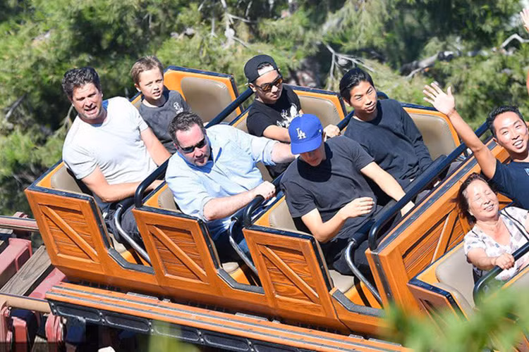 Maddox và Pax Thiên tỏ ra hứng thú khi trải nghiệm trò chơi tàu lượn. Hai cậu con trai lớn là chỗ dựa vững chắc cho mẹ sau những biến cố trong gia đình.