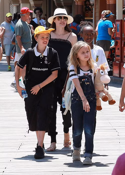 Ngày 12/7, để mừng hai con là Knox - Vivienne tròn 9 tuổi, Angelina Jolie dành thời gian đưa các nhóc tỳ đến công viên Disneyland. Chuyến đi chơi này có sự góp mặt đầy đủ của 4 anh chị lớn là Maddox, Pax Thiên, Zahara và Shiloh .