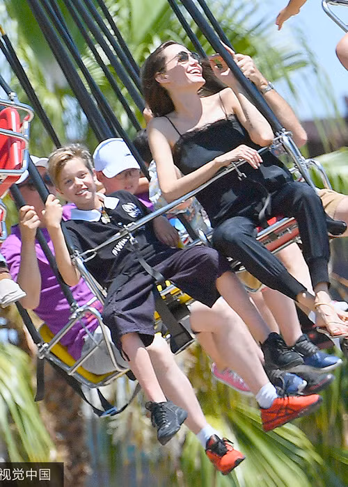 Kể từ khi Angelina Jolie và Brad Pitt ly hôn, các con của cặp đôi phải trải qua giai đoạn khó khăn, áp lực tâm lý mỗi khi được hỏi về bố mẹ. Tuy nhiên mọi chuyện đang được cặp đôi giải quyết êm đẹp. Thậm chí mới đây minh tinh còn mua một căn biệt thự tại Los Angeles để các con ở gần bố Brad Pitt hơn.