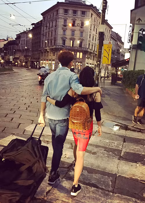 Hình ảnh Tim và Trương Quỳnh Anh tình tứ trên đường phố ở Milano, Italy.