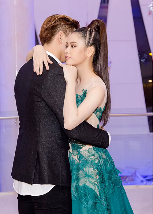 Việc Tim và Trương Quỳnh Anh liên tục hợp tan khiến nhiều cư dân mạng cho rằng cặp đôi đang lấy chuyện tình cảm để PR tên tuổi.