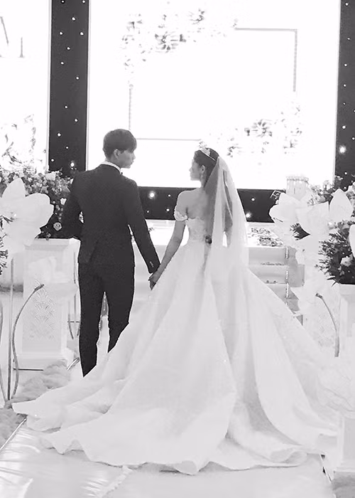 Sau chia sẻ của Tim, trên trang cá nhân của mình, Trương Quỳnh Anh cũng đăng tải hình ảnh mặc một bộ váy cô dâu và nắm tay ông xã trên lễ đường.