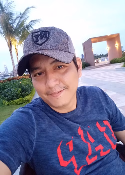 Đạo diễn Đức Thịnh ngồi trong công viên viết kịch bản.