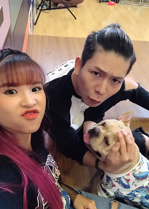 Cặp sao Việt Khởi My - Kelvin Khánh bị nghi khóa môi trong quán ăn. Lập tức, Khởi My giải thích cả hai đi ăn và bị nhân viên trong quán chụp lại với góc máy khiến mọi người hiểu lầm. Khởi My cũng chia sẻ: "Chúng tôi đến quán nướng để ăn đồ nướng chứ chúng tôi không ăn cháo nhé! Xin chân thành cám ơn, xin đa tạ".