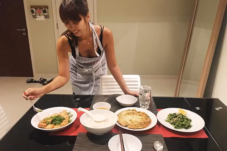 Siêu mẫu Hà Anh vào bếp nấu những món ăn Việt cho ông xã ngoại quốc. Chân dài 8x còn tiết lộ những bí quyết để chồng cảm thấy hạnh phúc khi được ăn những món vợ nấu. "Bí quyết của mình như sau: Thỉnh thoảng mới nấu thôi cho quý! Nấu nhiều quá bị coi là chuyện dĩ nhiên, bớt quý, bớt trân trọng. Nấu gì thì nấu, món đơn giản hay phức tạp, đẹp hay xấu nhưng quan trọng nhất vị phải ngon", Hà Anh chia sẻ.