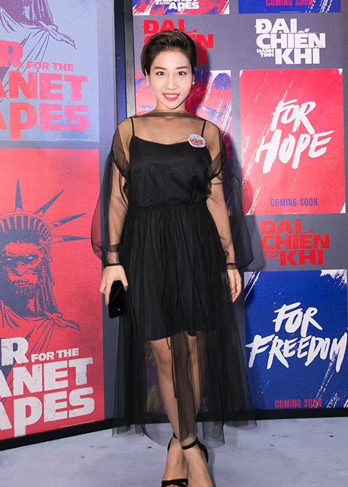 Nữ ca sĩ trưởng thành từ cuộc thi Giọng hát Việt mùa đầu tiên Hằng Bing Bong diện cây đen tại sự kiện.