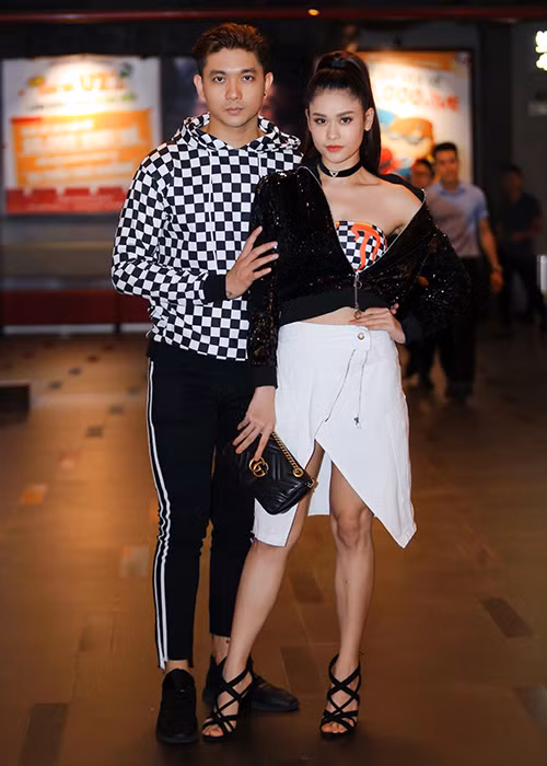 Xuất hiện tại buổi ra mắt phim, Trương Quỳnh Anh mặc trang phục gợi cảm. Cô và chồng không rời nhau nửa bước.