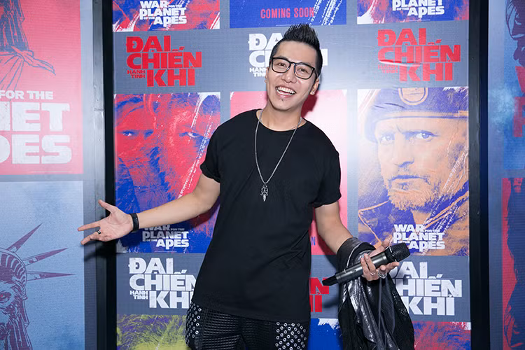 Nam ca sĩ Hoàng Rapper háo hức đến xem “Đại chiến hành tinh khỉ”. Bộ phim khởi chiếu sớm từ ngày 12/7/2017.