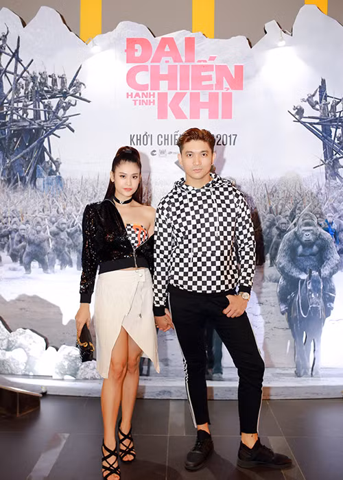 Nam ca sĩ nắm tay bà xã tại sự kiện. Cách đây không lâu, Tim và Trương Quỳnh Anh được cho là đã ly hôn. Tuy nhiên, cặp đôi khẳng định gia đình vẫn hạnh phúc.