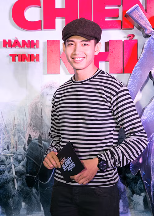 Vũ công Quang Đăng một mình đi xem phim mà không có sự đồng hành của bạn gái - ca sĩ Thái Trinh.